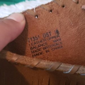 Minnetonka Shoes - Minnetonka Leather Fringe Sandal size 8 Minnetonka Shoes - Minnetonka Leather Fringe Sandal size 8